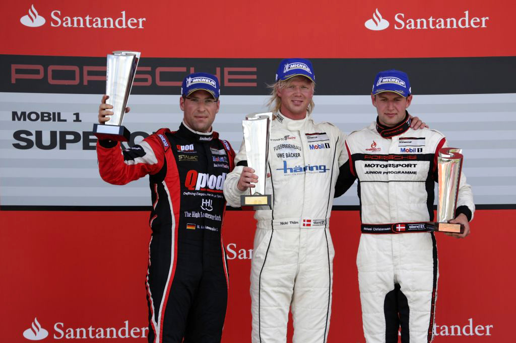Nicki Thiim på podiet, flankeret af Michael Ammermüller og Michael Christensen
(Foto: Porsche Media)